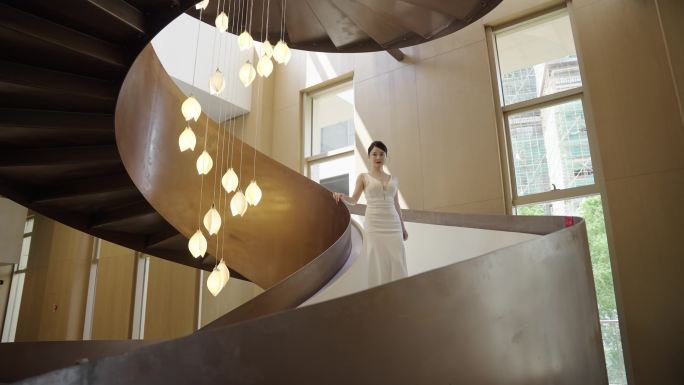 【4K】优雅女人从螺旋楼梯走下来弹钢琴