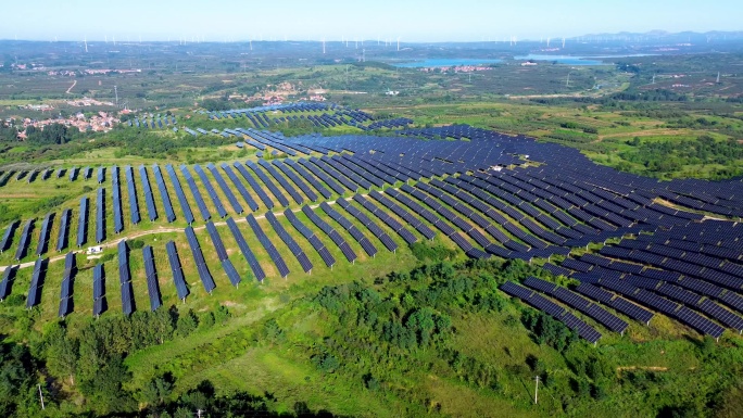 航拍视角光伏发电站青山绿水绿色清洁能源