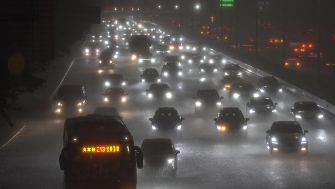 4K原创实拍夜晚暴雨中道路车流