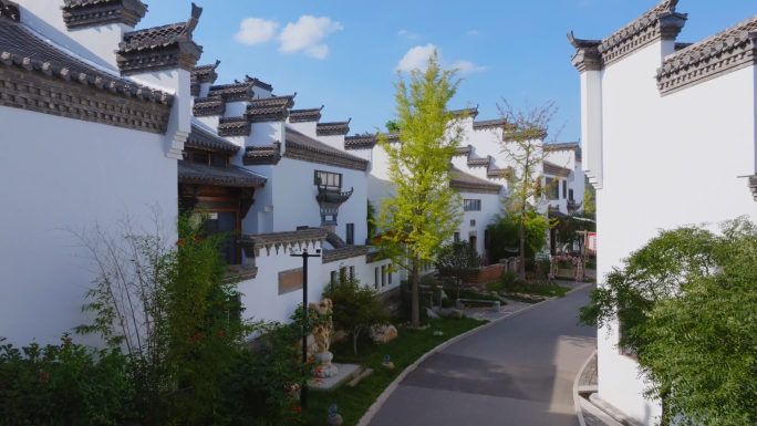 航拍大山里的徽式建筑