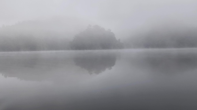 雾锁湖水仙景水面蒸汽烟雾缭绕烟雾缭绕蒸气