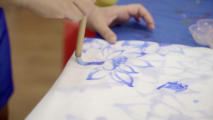 特殊教育老师教学生做手工