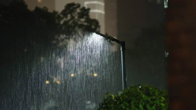 城市夜雨暴雨极端天气狂暴雨