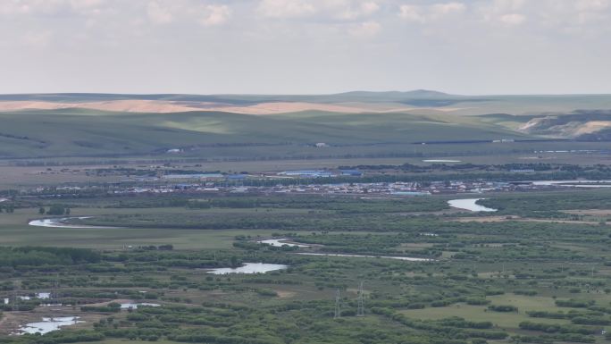 呼伦贝尔牙克石扎罗木得断崖蓝天白云河流