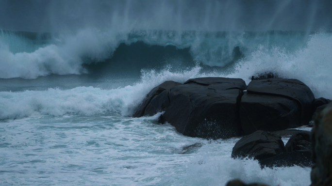 海浪拍打礁石-高速摄影
