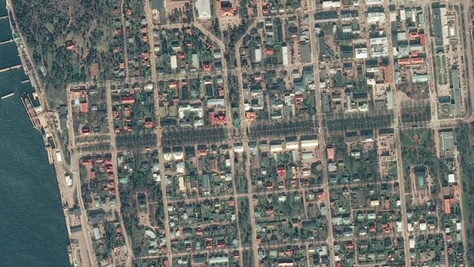 地球从太空放大到奥兰岛的玛丽汉。接着是通过云层和大气层进入太空。卫星的视图。旅游介绍。图片来自Bin