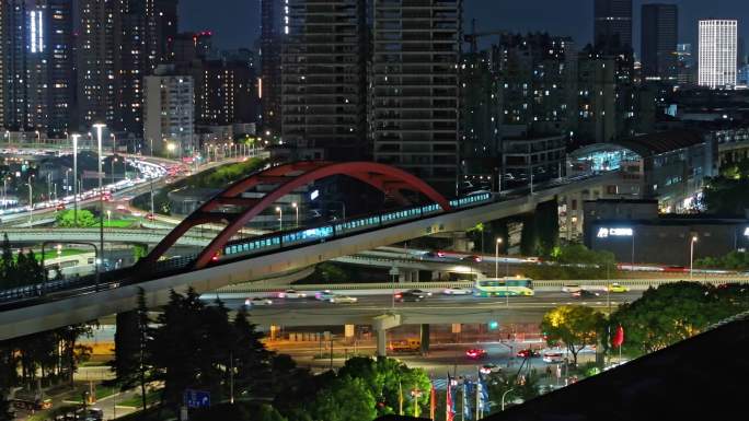 地铁行驶在城市的夜色中