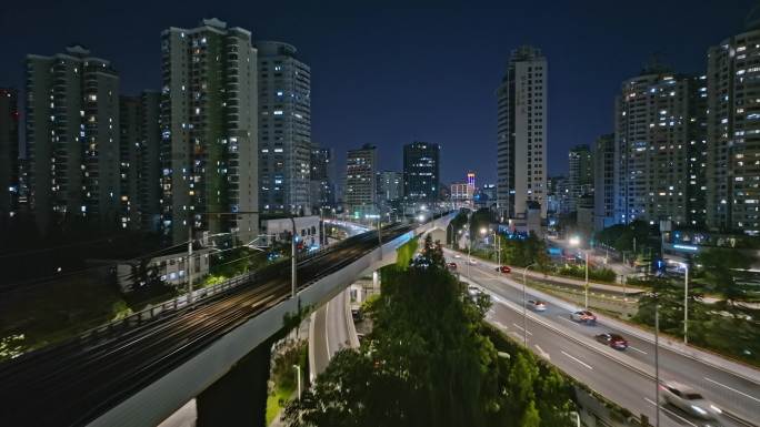 地铁行驶在城市的夜色中