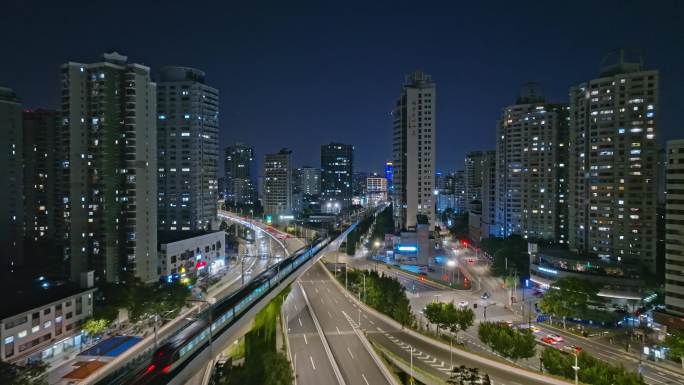 地铁行驶在城市的夜色中