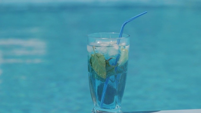 一杯牛奶站在后院的绿色草坪上。