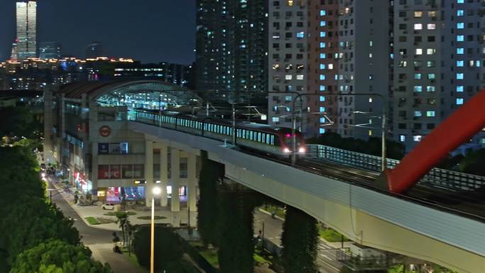 地铁行驶在城市的夜色中