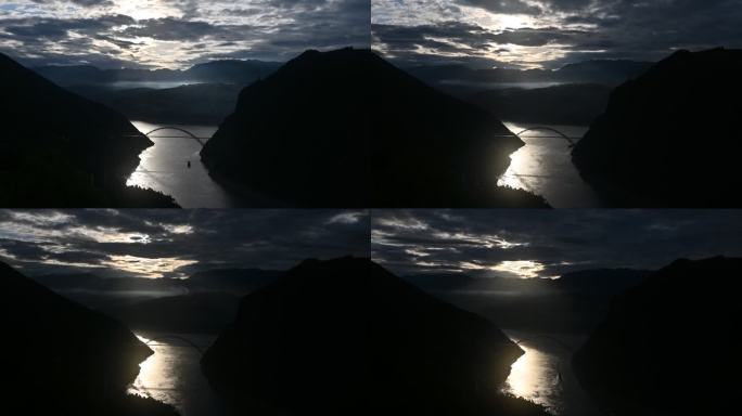 长江三峡巫峡口夕阳