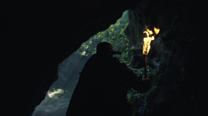 火炬火把火种点燃燃烧洞穴山洞探索探险勘探