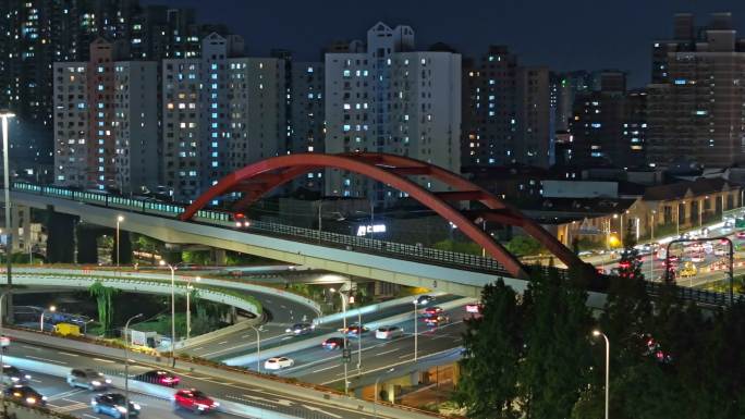 地铁行驶在城市的夜色中