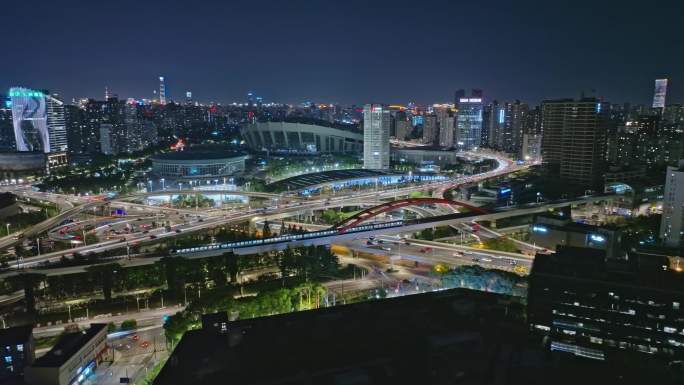 地铁行驶在城市的夜色中-徐汇漕溪北路立交