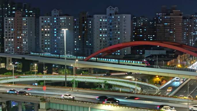 地铁行驶在城市的夜色中