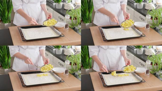 厨师把煮熟的土豆放在面团上。土豆培根派。土豆菜、土豆泥、煮土豆、馅饼馅和小吃。特写，正面