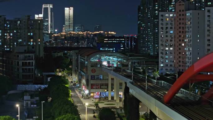地铁行驶在城市的夜色中