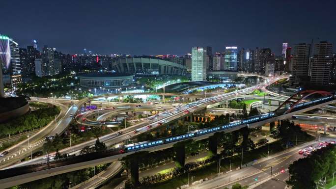 地铁行驶在城市的夜色中