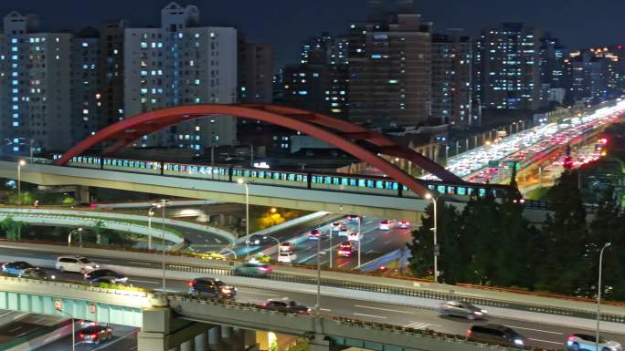 地铁行驶在城市的夜色中