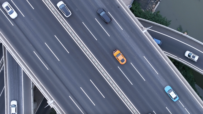 航拍高速公路汽车抛锚