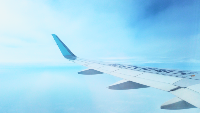 飞机穿越云层飞行