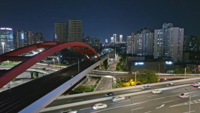 地铁行驶在城市的夜色中
