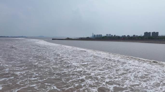 嘉兴海宁大缺口潮水风光