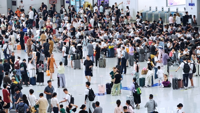 高铁站人群人流人潮  高铁候车厅 回家