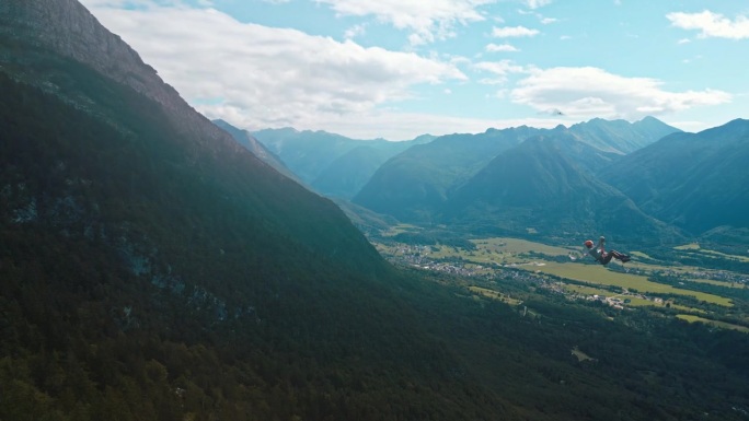 高山滑索冒险:飞越雄伟的山景