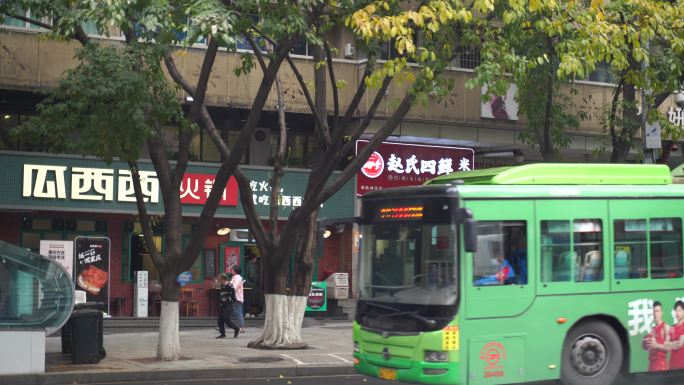 重庆街头人文生活实拍街景道路街道路边店面