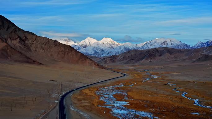 航拍深秋的帕米尔高原中巴公路雪山草原湿地