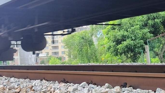 绿皮火车铁路 绿皮车火车经过火车驶过