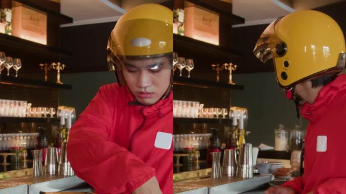 外卖员在餐厅拿食物袋准备运输