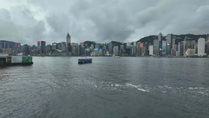 香港海港全景与城市景观延时。天空中阴雨连绵。船在港口附近行驶。中部地区。维多利亚港。太平山顶。港岛及