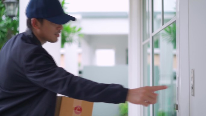 送货员在运输车上准备好包裹，并将箱子送到客户家中。