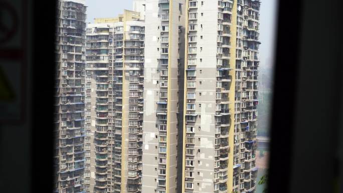 火车车窗外风景快速移动模糊车窗外城市风光