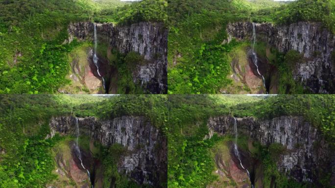 风景如画的飞越山涧，小溪从陡峭的高崖向下延伸到宽阔的绿色丛林山谷。喀斯喀特500瀑布，也被称为喀斯喀