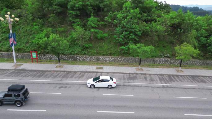 公路上行驶的汽车