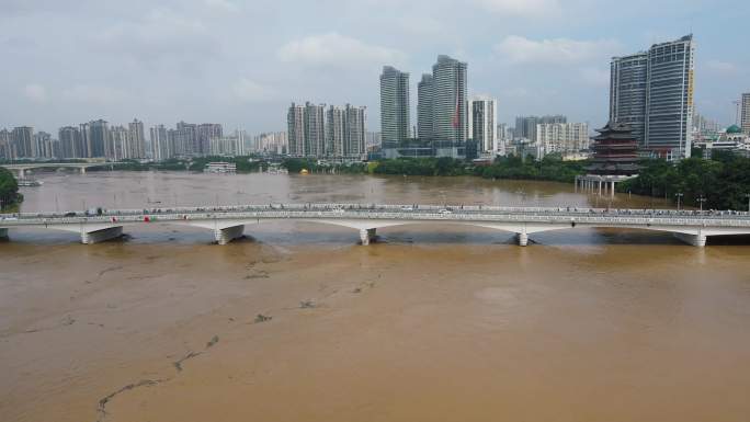 广西南宁邕江大桥洪峰过境洪水泄洪江面水位