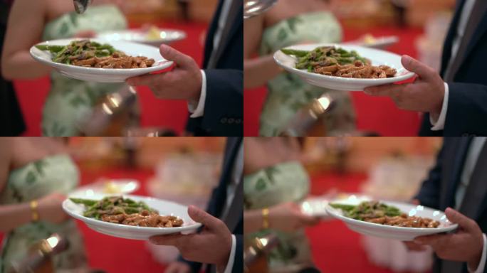 用餐者得到自助餐