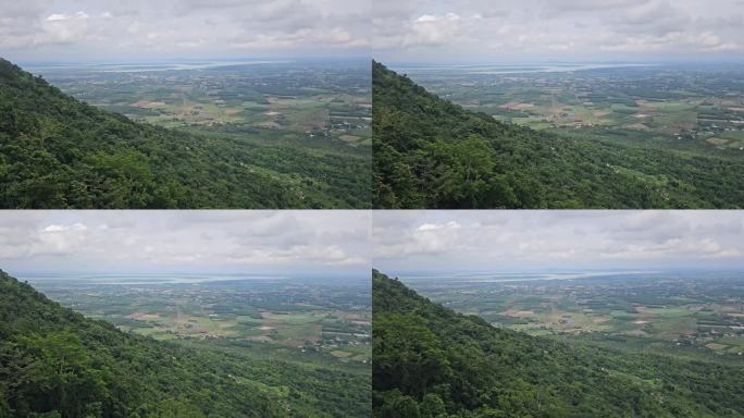 缆车沿着山坡在巴登山，Tay Ninh，越南。稻田和蓝天白云的背景。