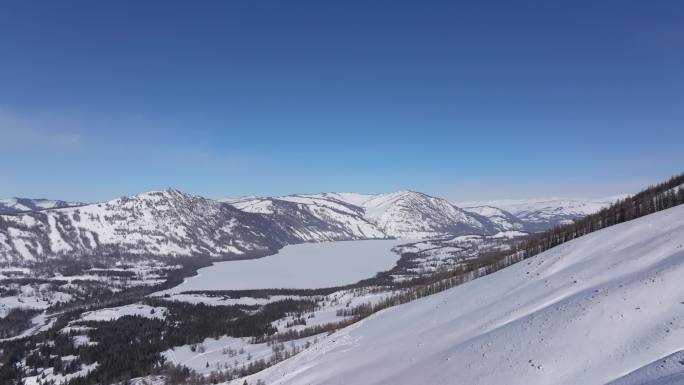 航拍新疆冬季喀纳斯河流晨雾雪山森林雪景