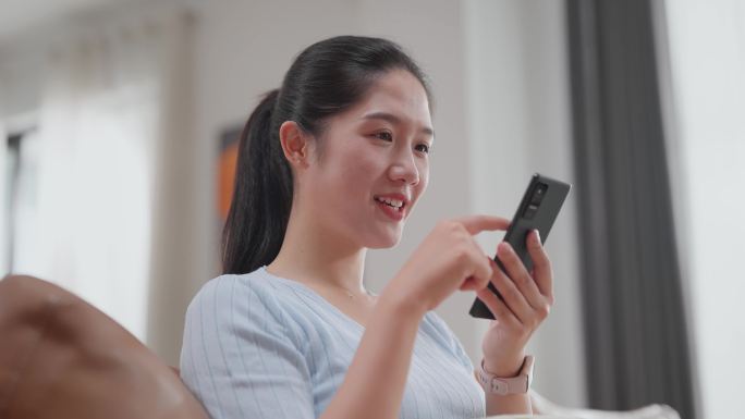 坐在沙发上看手机