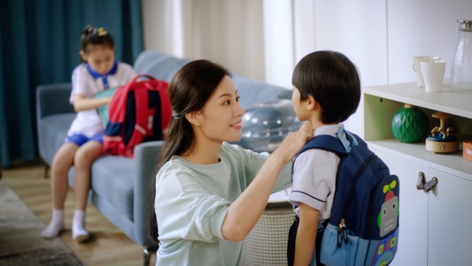 孩子上学放学快乐成长教育美好生活健康成长