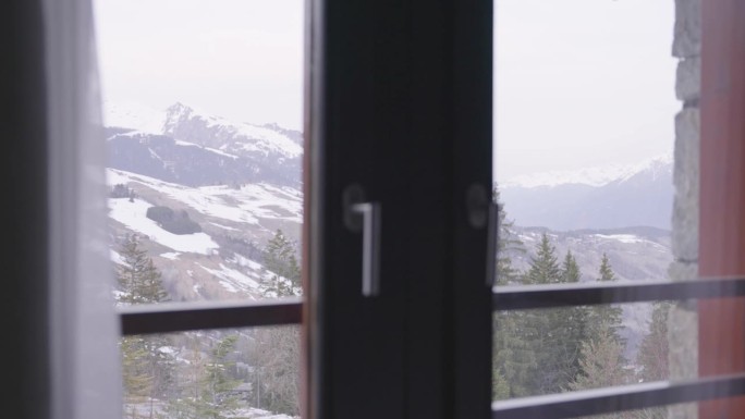 从酒店或滑雪场的窗口俯瞰雪山和风景