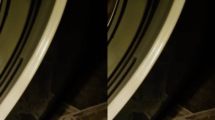 非法的脏钱存放在洗衣机和保险箱里。为犯罪世界的非法交易洗钱。存储美元钞票，匿名和非法