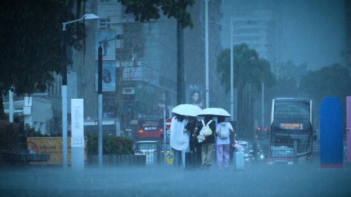 城市街道下雨行人打伞出行视频素材