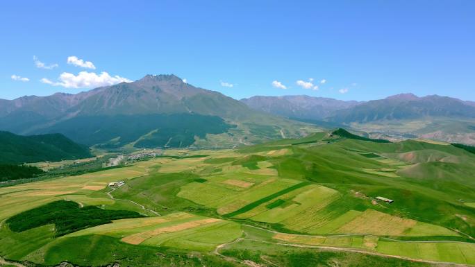 高原卓尔山风光山脉草甸村庄青稞田野航拍