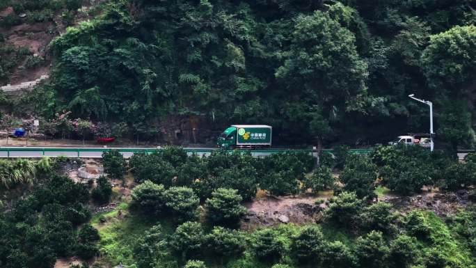 4K行驶在山区公路上的邮政快递车